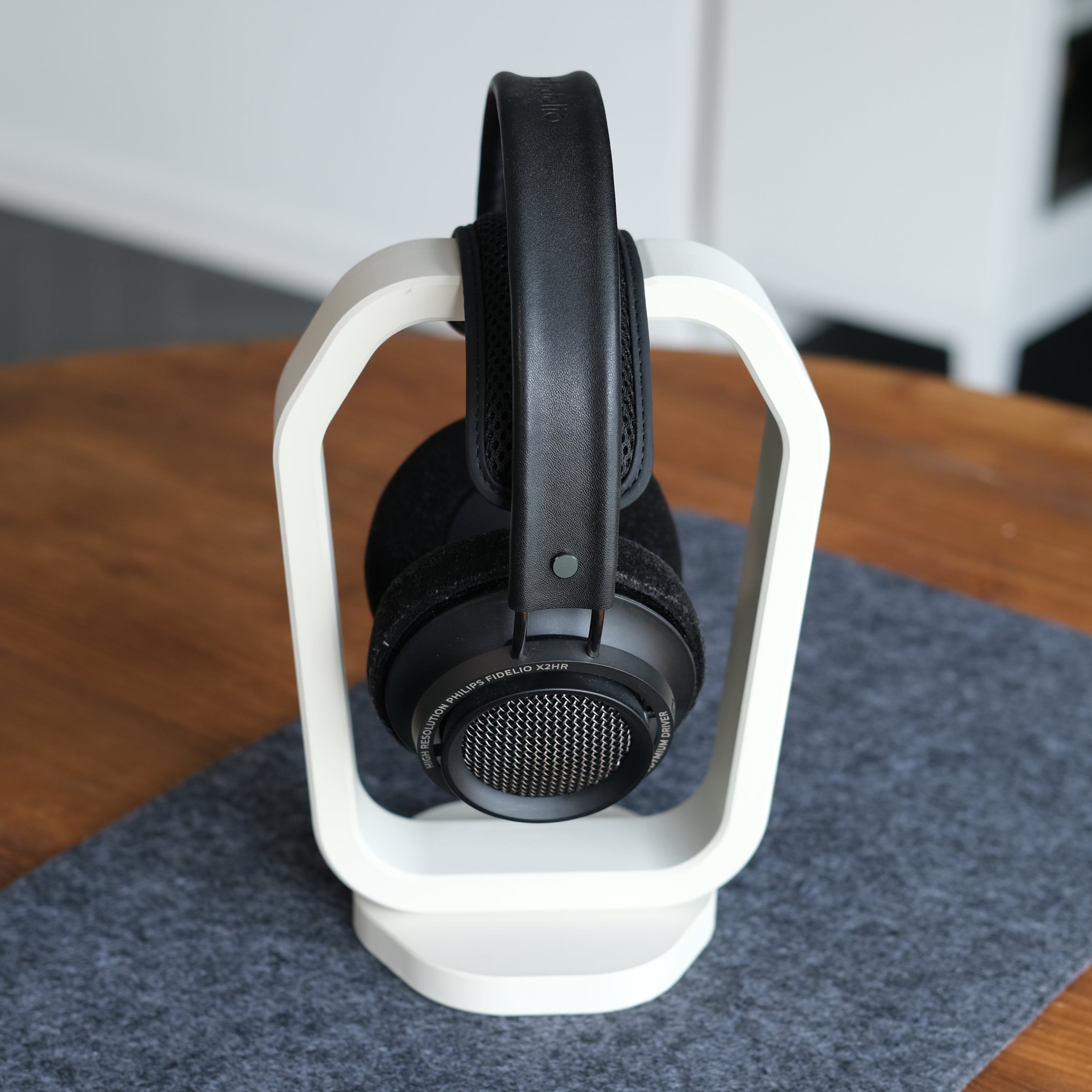 Headphone Display Stand showcasing stylish design with headphones resting on a modern stand, enhancing desk aesthetics.